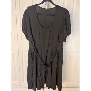 Torrid 4 black short-sleeved midi dress with a scoop neck With Attached Belt